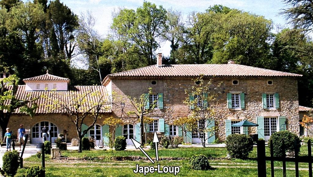 une ancienne maison en pierre dans un parc dans l'établissement Le Mas Magnan, à Saint-Alexandre