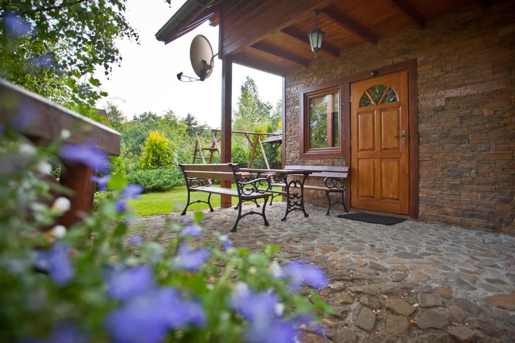 un patio con puerta de madera, mesa y sillas en Domek z kominkiem w Krynicy, en Krynica-Zdrój