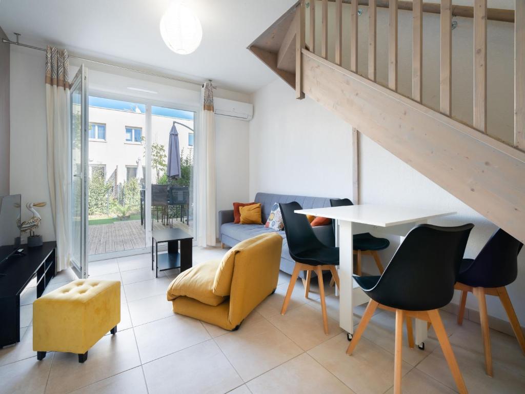 un salon avec une table et des chaises dans l'établissement La Dune 60 - VILLA 3P6, à Sérignan