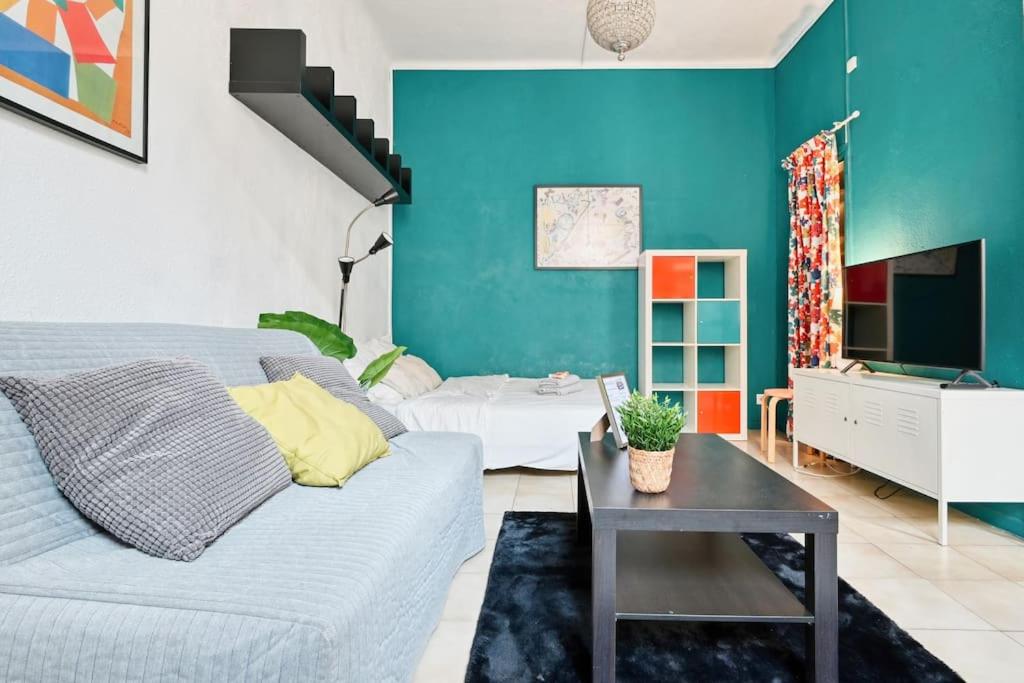 un salon avec un canapé et une télévision dans l'établissement Le Provençal - Vieux Port, à Marseille