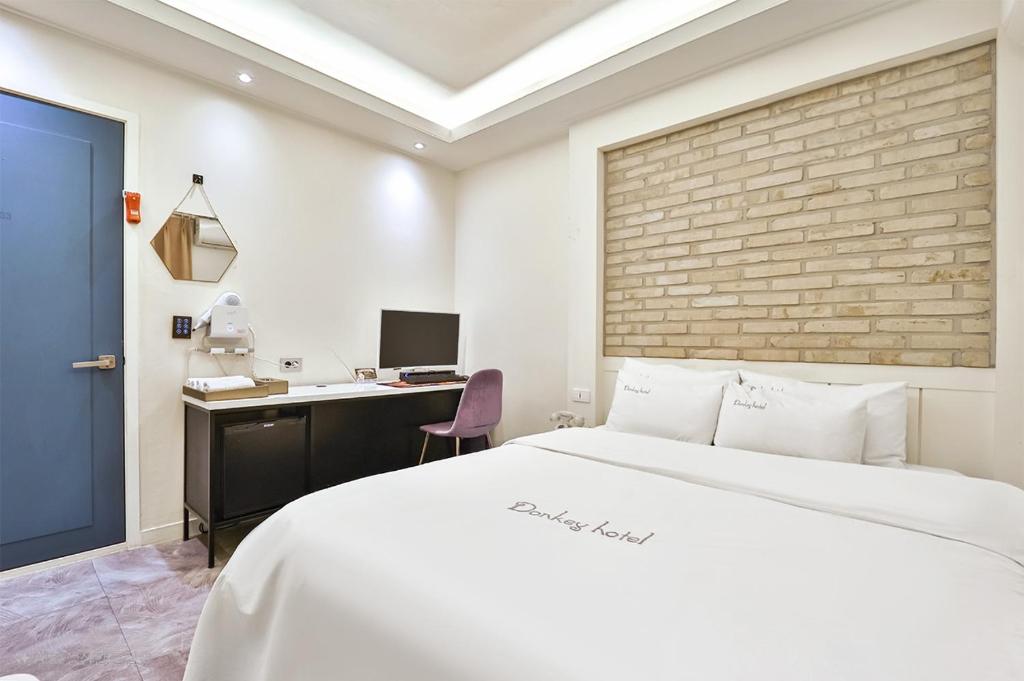 Postel nebo postele na pokoji v ubytování Incheon DK Hotel