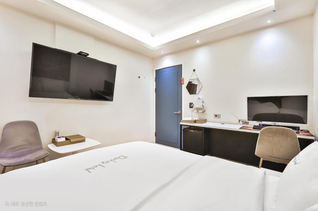 TV a/nebo společenská místnost v ubytování Incheon DK Hotel