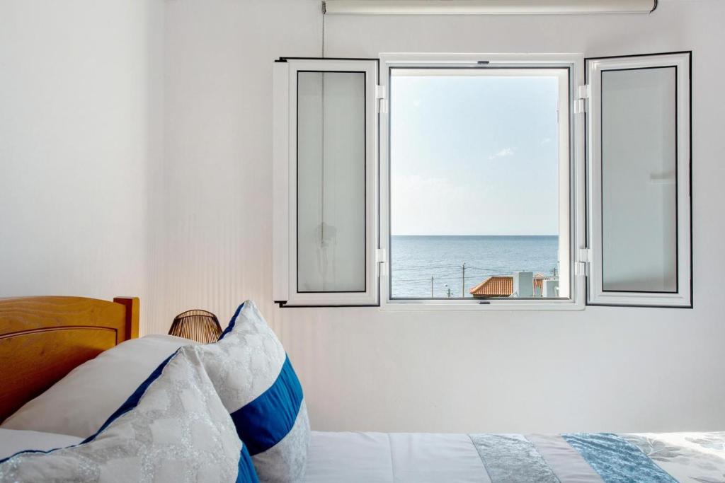 Postel nebo postele na pokoji v ubytování Blue by the Sea House
