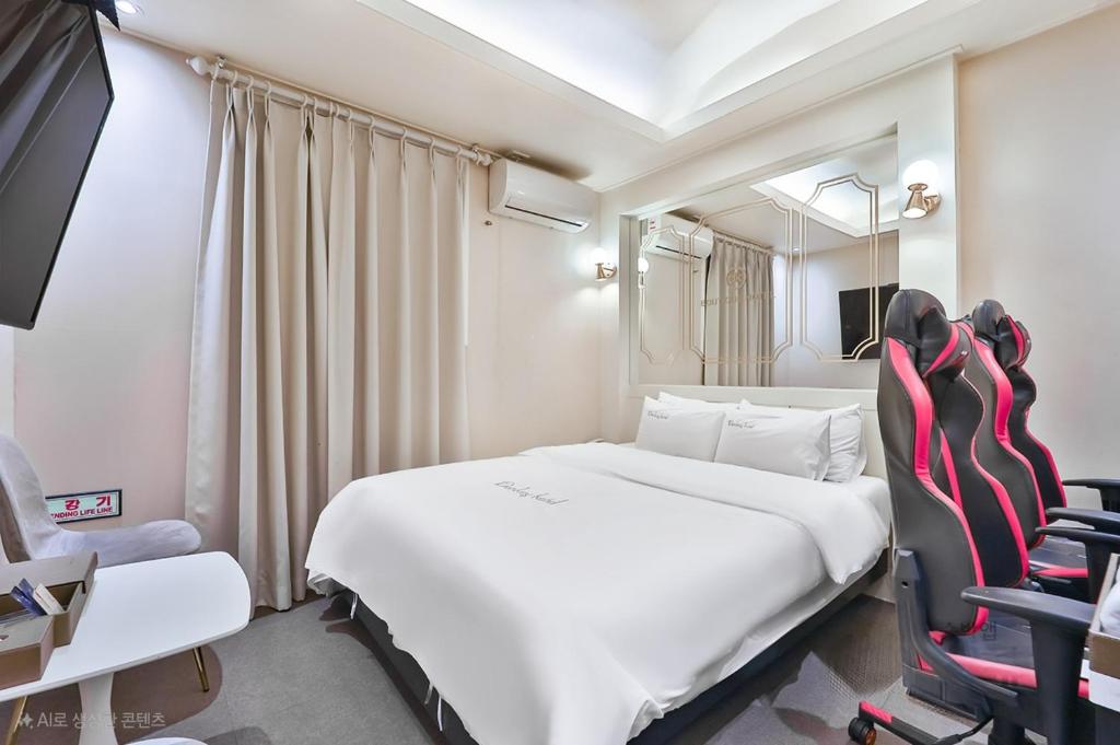 Postel nebo postele na pokoji v ubytování Incheon DK Hotel