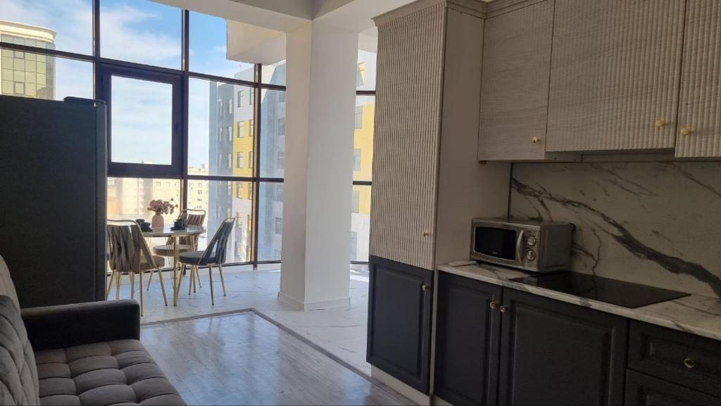 アクタウにあるПанорама комфортаのキッチン(ソファ、電子レンジ付)