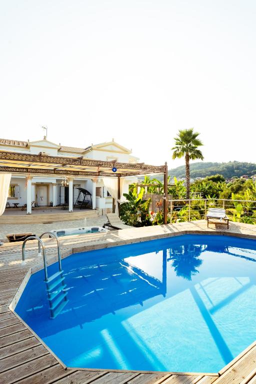 Bazén v ubytování Τhalasso Palace Homes nebo v jeho okolí