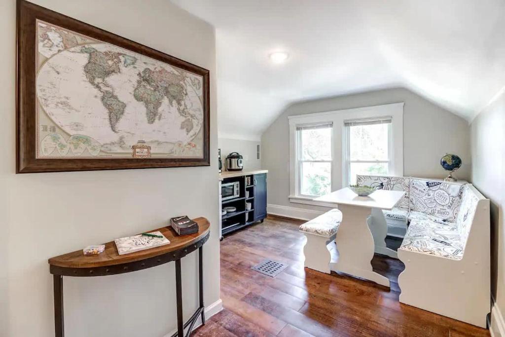 Χώρος καθιστικού στο Cozy studio near Cleve Clinic Case