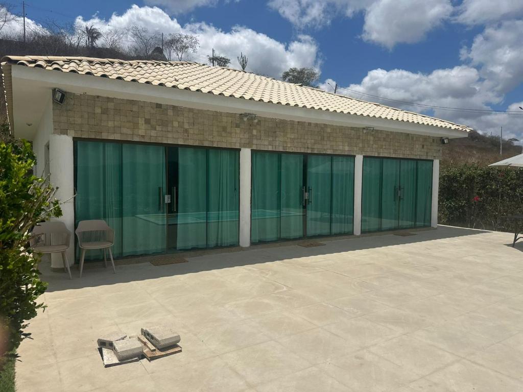 un edificio con porte verdi e un patio di Casa Forte Refúgio a Bezerros