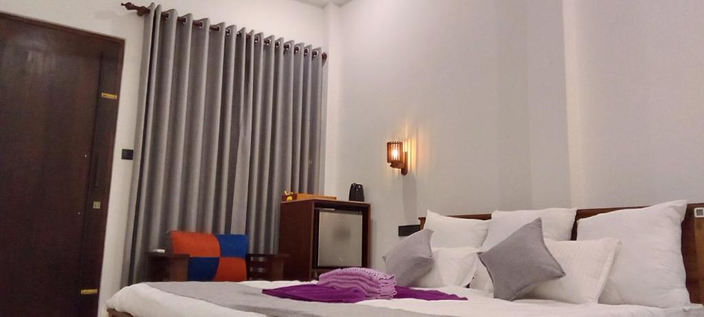 Postel nebo postele na pokoji v ubytování LaRoy FutureStay - Smart Hotel Mirissa