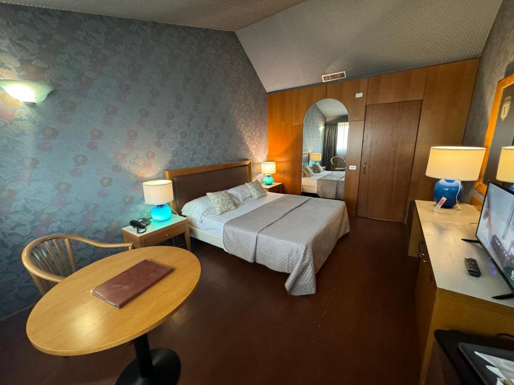 Postel nebo postele na pokoji v ubytování Hotel Motel Visconteo