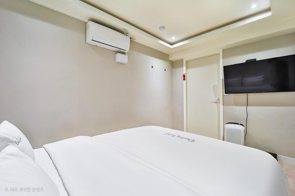 TV a/nebo společenská místnost v ubytování Incheon DK Hotel