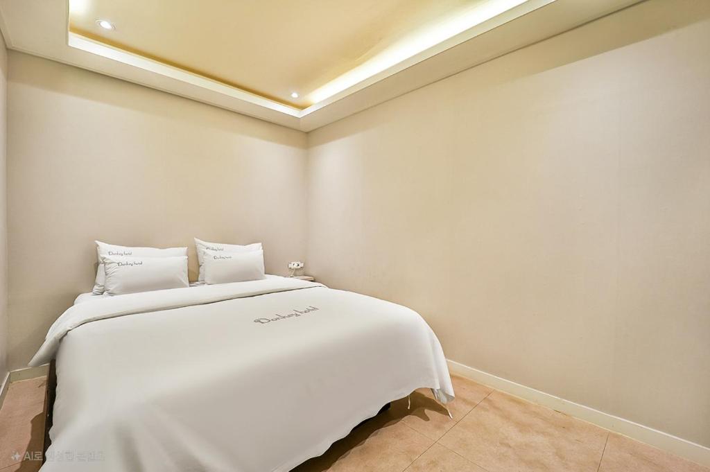 Postel nebo postele na pokoji v ubytování Incheon DK Hotel