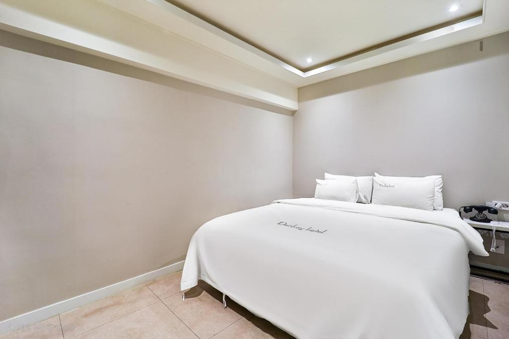Postel nebo postele na pokoji v ubytování Incheon DK Hotel