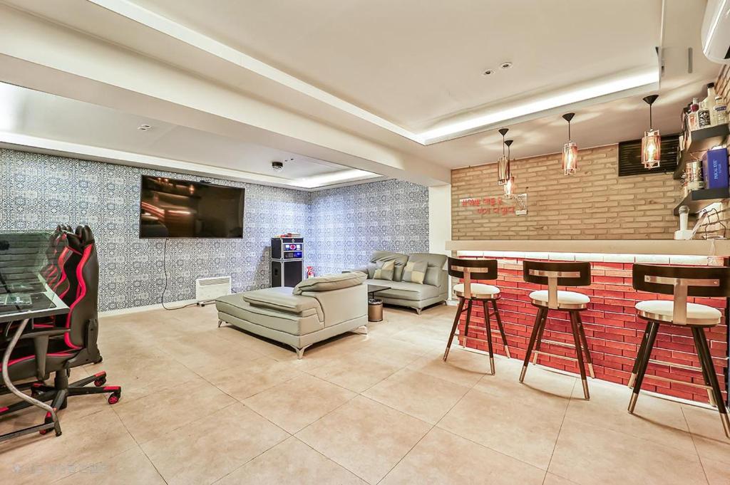 TV a/nebo společenská místnost v ubytování Incheon DK Hotel