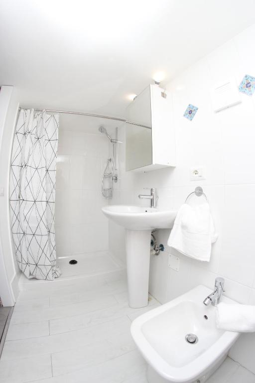 A bathroom at La Sirena a Mergellina