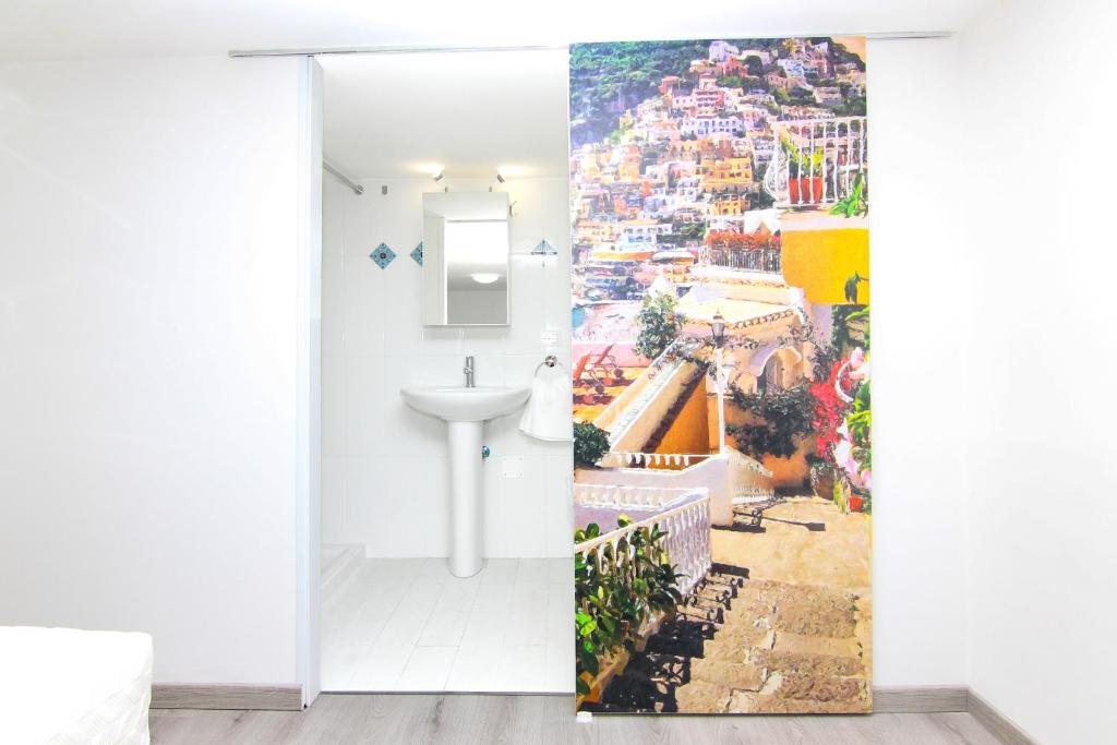 A bathroom at La Sirena a Mergellina