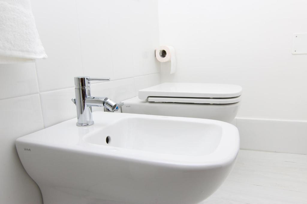 A bathroom at La Sirena a Mergellina