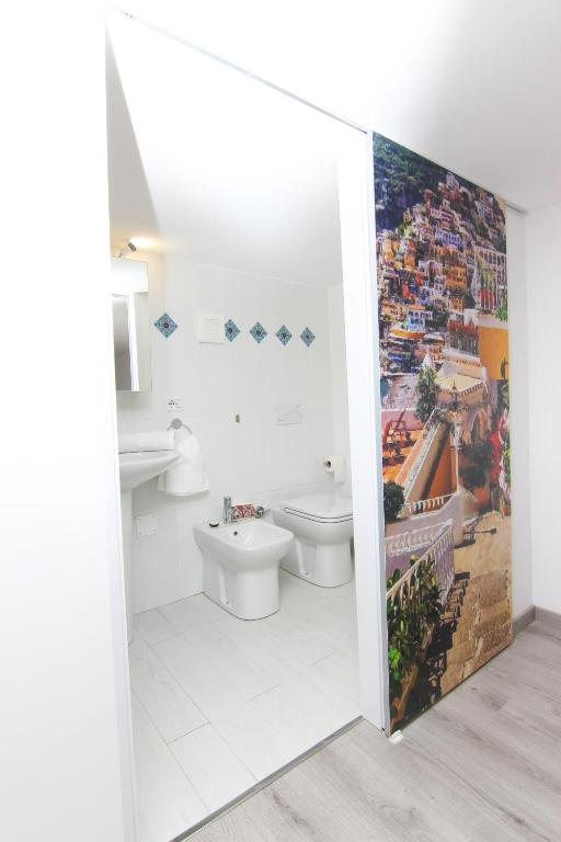 A bathroom at La Sirena a Mergellina