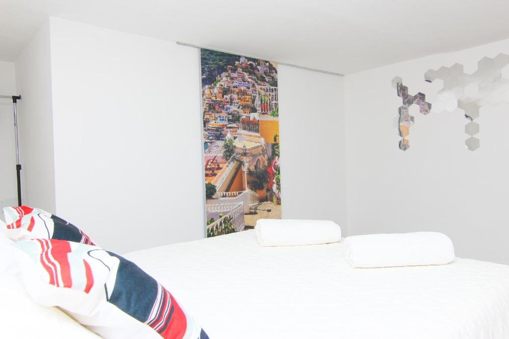 A bed or beds in a room at La Sirena a Mergellina