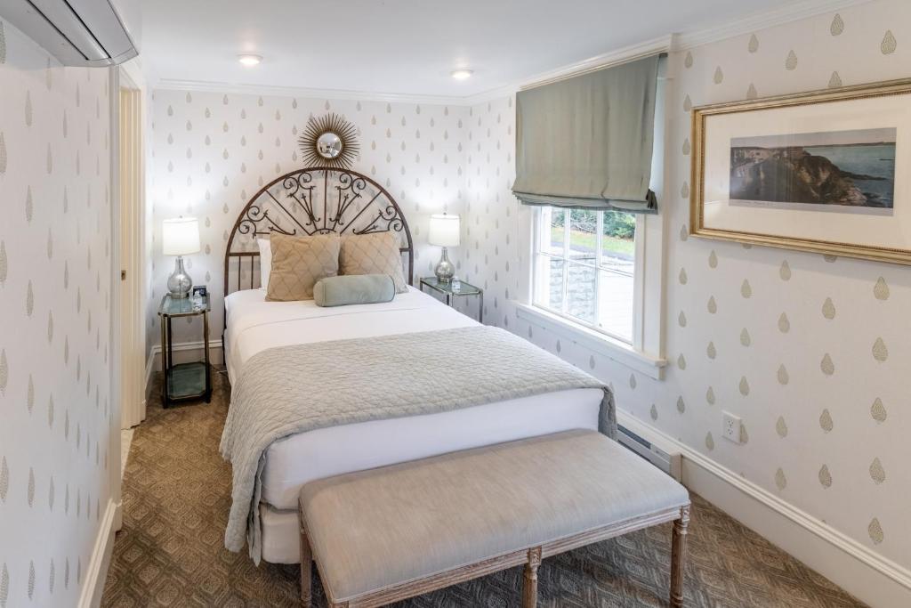 Serenity Inn Newport - Room 4 - Queen Room