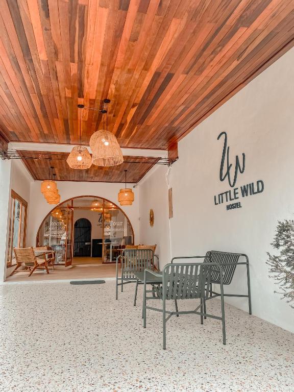 Posezení v ubytování Little wild hostel khaosok