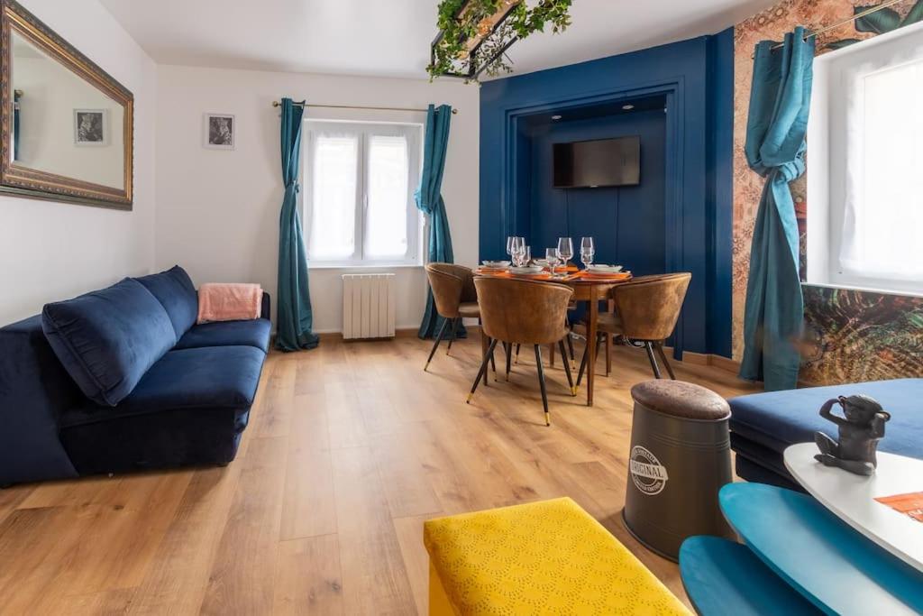 a living room with a table and a couch at Appartement centre ville Calais Ines in Calais
