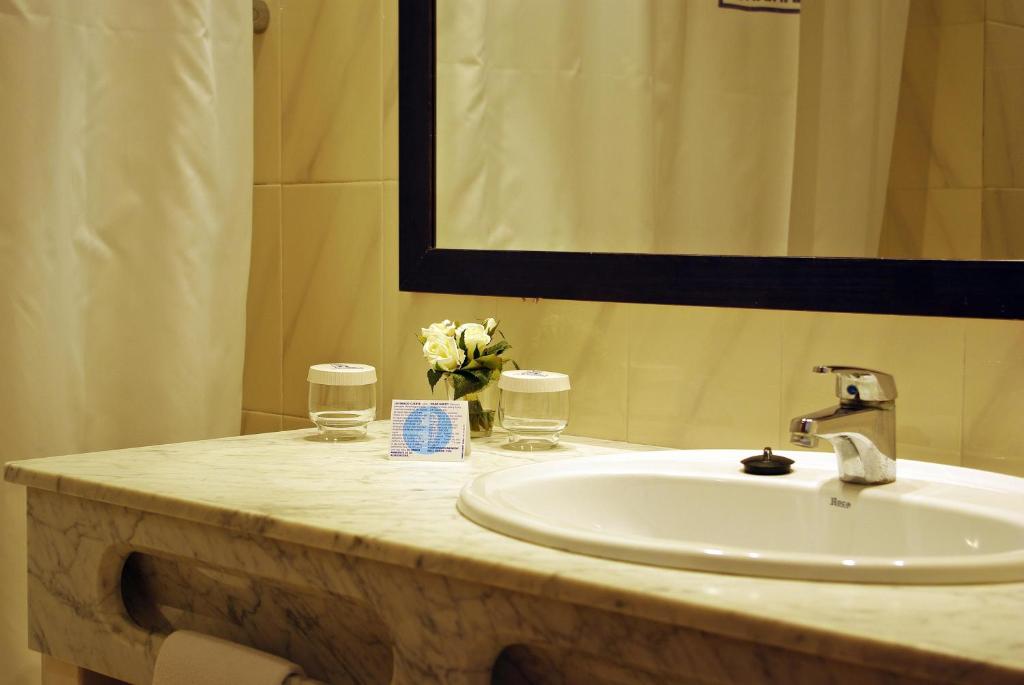 Koupelna v ubytování Hotel Llafranch