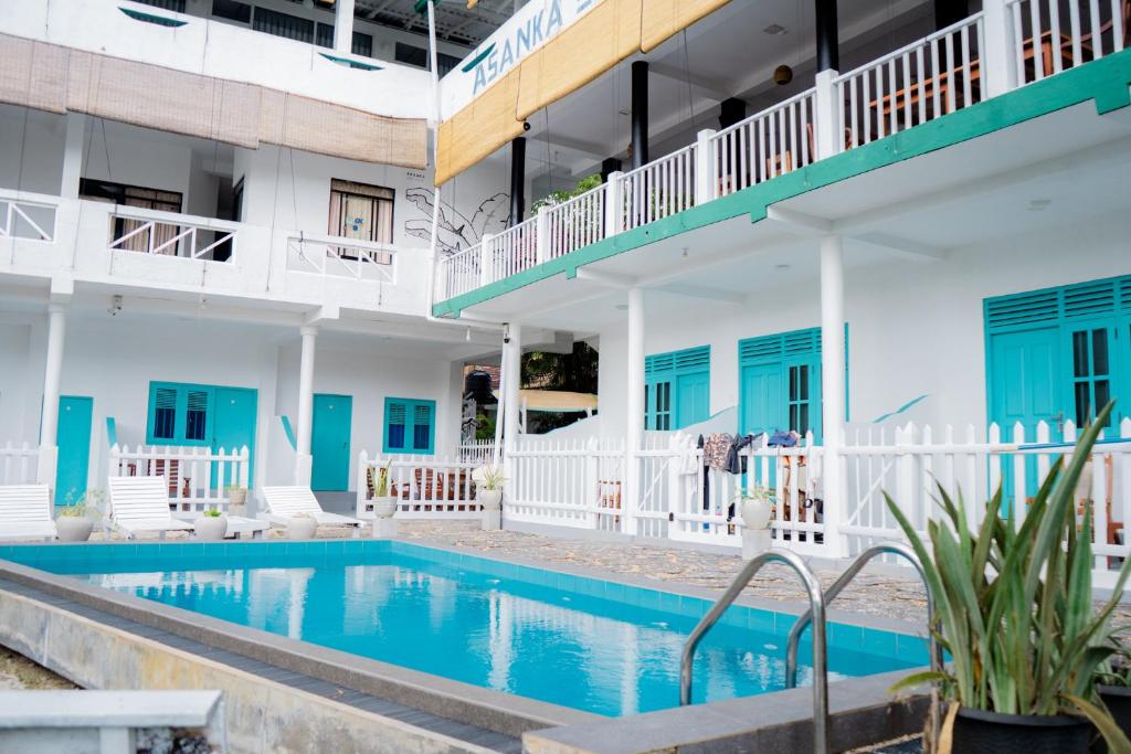 a view of the pool at the hotel at Asanka Surf Hostel & food in Midigama