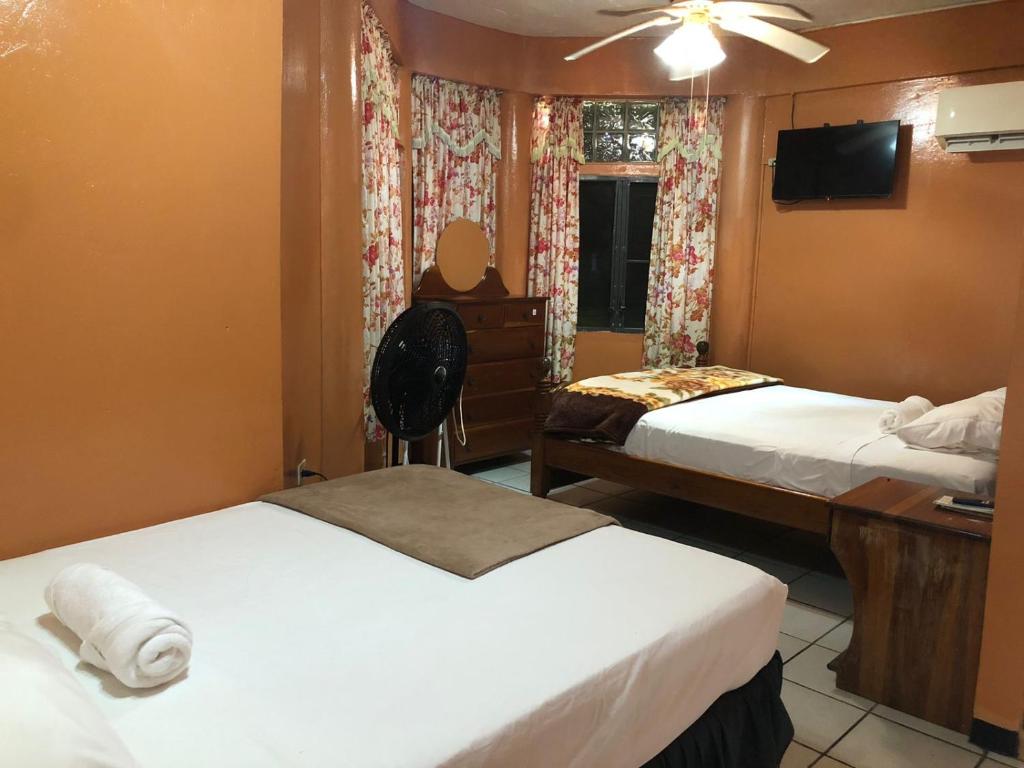 Postel nebo postele na pokoji v ubytování Chaleanor Hotel