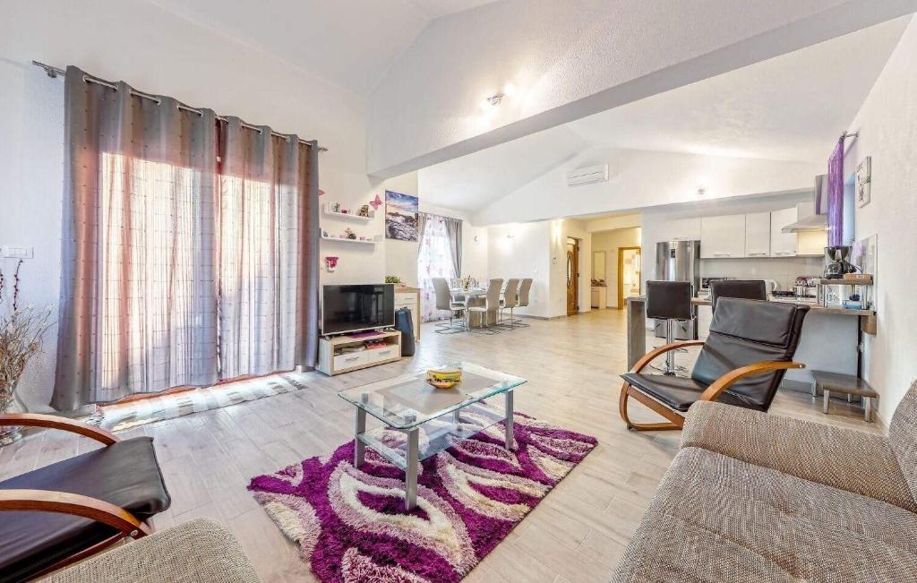 Televízia a/alebo spoločenská miestnosť v ubytovaní House Klo