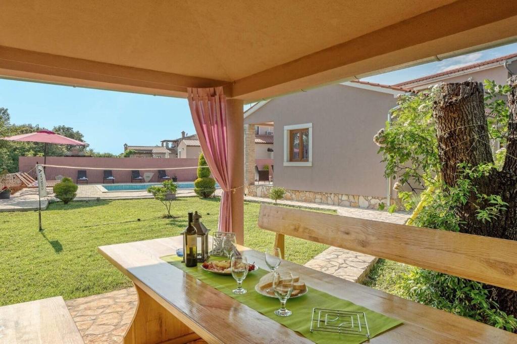 Vonkajšia záhrada v ubytovaní House Klo