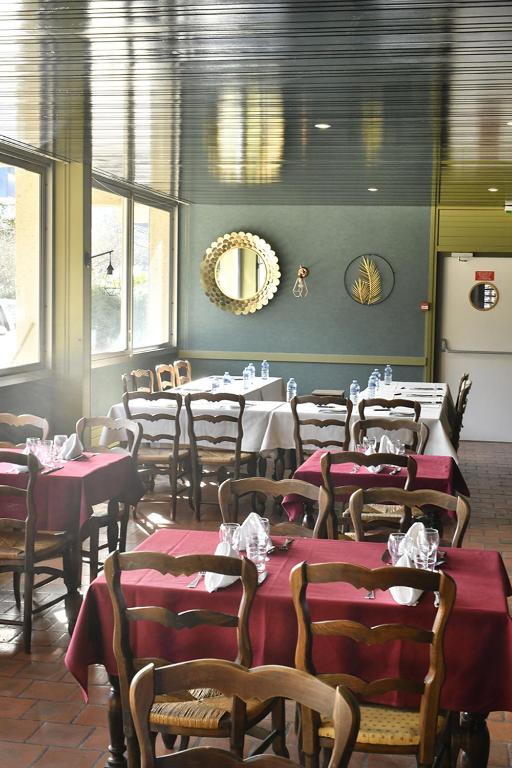 Restaurace v ubytování Le Castel du Cantal Groupe Village Fani