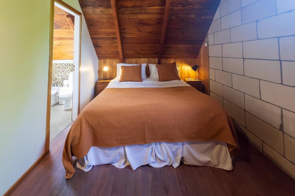 Postel nebo postele na pokoji v ubytování Wesley House Hosteria Boutique