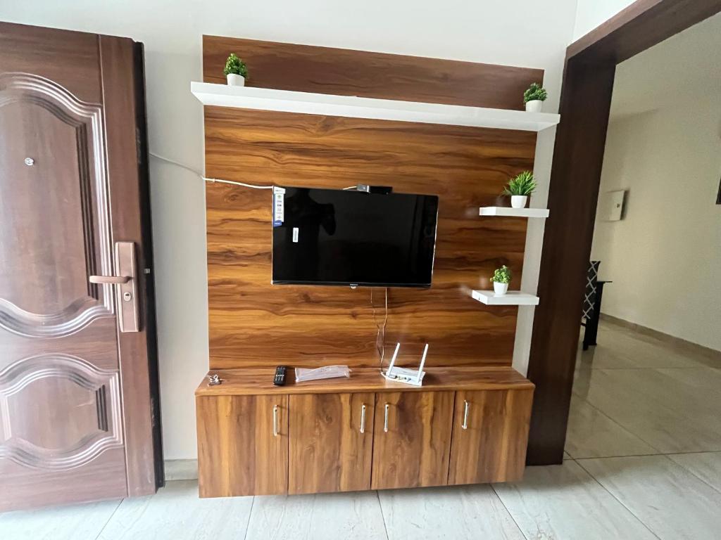 TV a/nebo společenská místnost v ubytování Nilaavu Homes - The Staycation at Wayanad