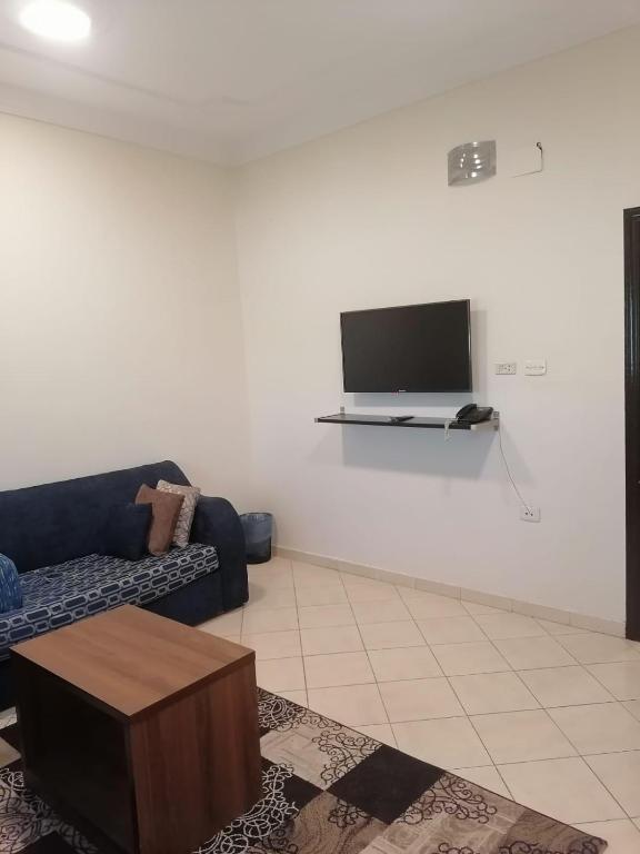 TV a/nebo společenská místnost v ubytování فخامة المصيف للشقق المخدومة 2