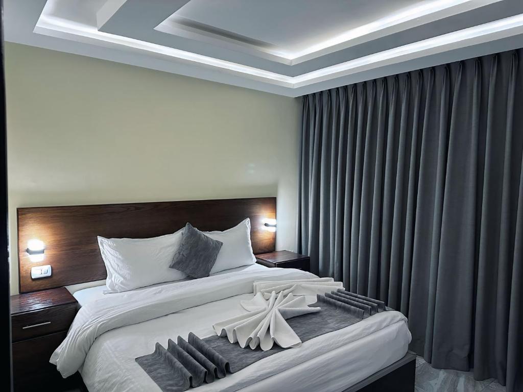 Łóżko lub łóżka w pokoju w obiekcie TAJ Hotel