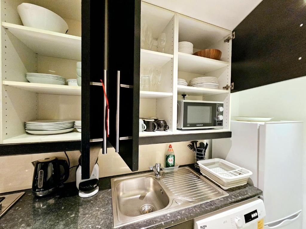 Kuchyň nebo kuchyňský kout v ubytování Modern Hyde Park Home with Private Entrance & Private Back Patio near Bayswater & Paddington Stations