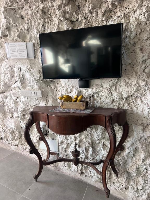 TV a/nebo společenská místnost v ubytování Casa Cueva Las Varas