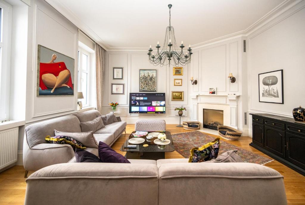 salon z kanapą i stołem w obiekcie Pinterest Apartment in the City Center w Sarajewie