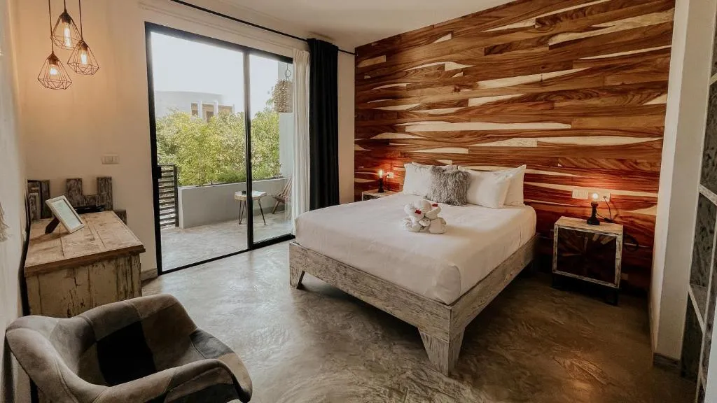 Suite Queen with Balcony and Pool View