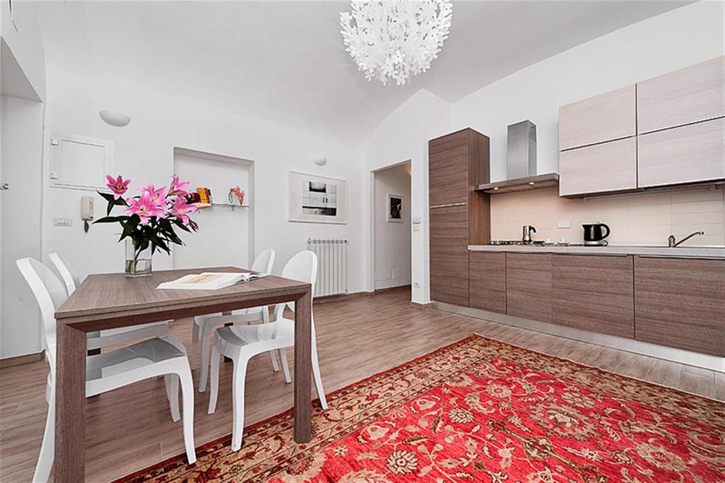a kitchen and dining room with a table and chairs at Friendly Rentals Amour in Rome