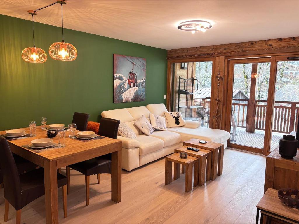 un salon avec un canapé et une table dans l'établissement Les Gets: Appartement 2 ch. avec terrasse et WIFI, proche centre et pistes - FR-1-623-309, aux Gets