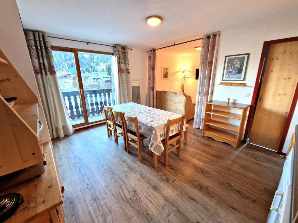 une cuisine et une salle à manger avec une table et des chaises dans l'établissement Valfréjus Apt 6/8 pers, 2 SDB, Balcon, Cœur Station - FR-1-265-216, à Valfréjus
