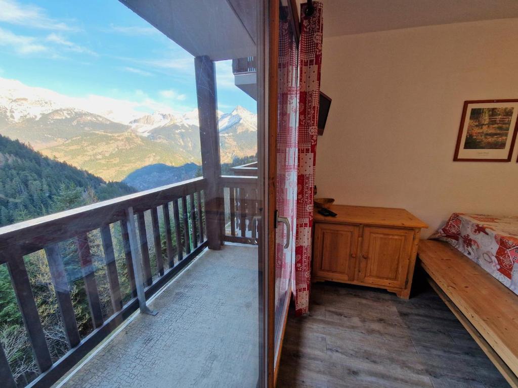 Cette chambre dispose d'un balcon avec vue sur les montagnes. dans l'établissement Charmant 2 pièces + cabine, 4/6 pers, au cœur de Modane, 32m², proche pistes et commerces - FR-1-265-250, à Valfréjus