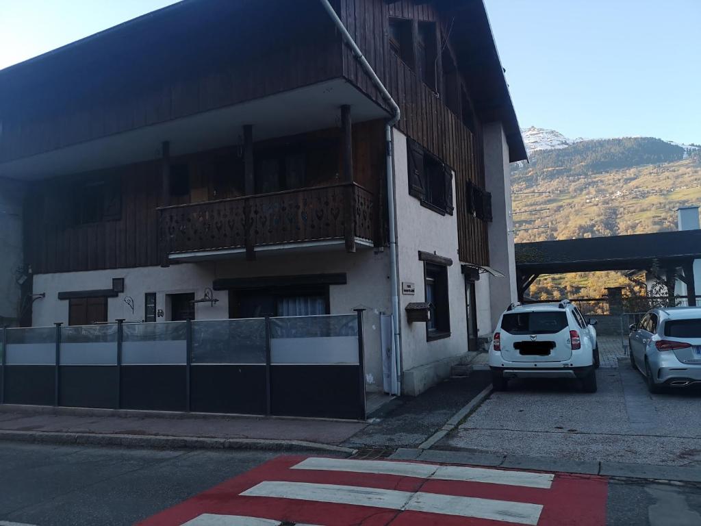 une voiture blanche garée devant un immeuble dans l'établissement appartement 5 personnes à la montagne, à La Plagne Tarentaise
