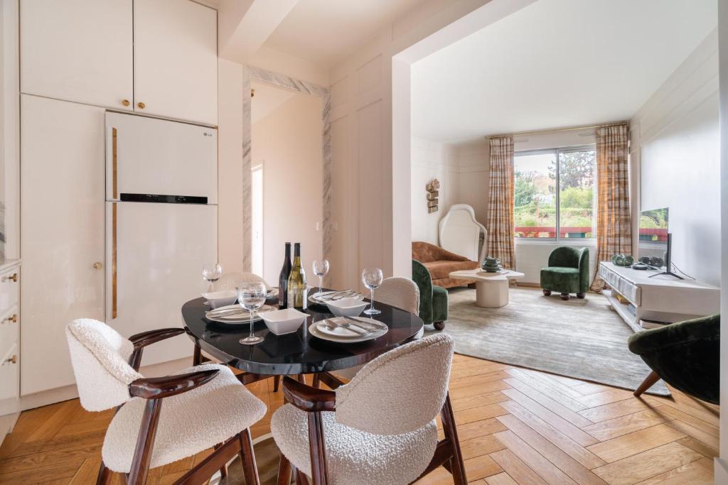 une salle à manger et un salon avec une table et des chaises dans l'établissement Luxury apartment on Canal Saint Martin, à Paris