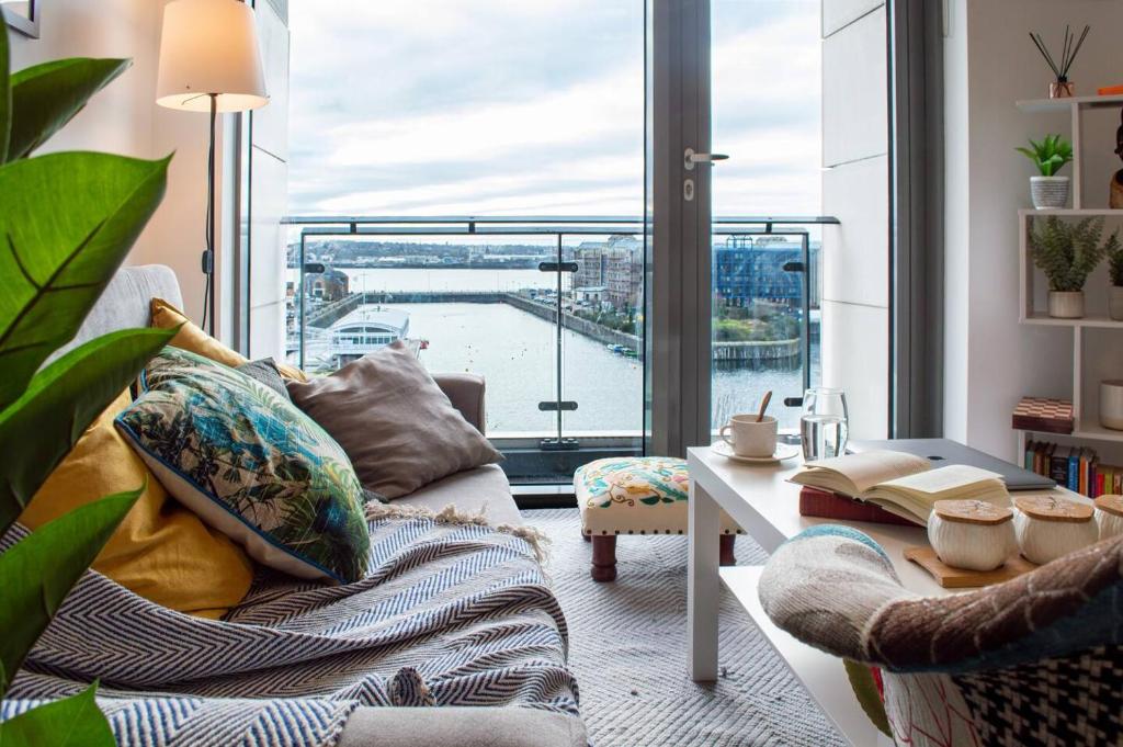Χώρος καθιστικού στο Stunning Mersey View Flat W Parking In Liverpool