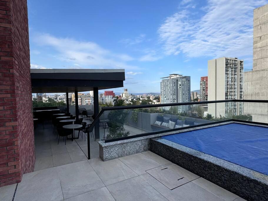 Un balcón con piscina en lo alto de un edificio. en Loft Sant Marteen - Americana, en Guadalajara
