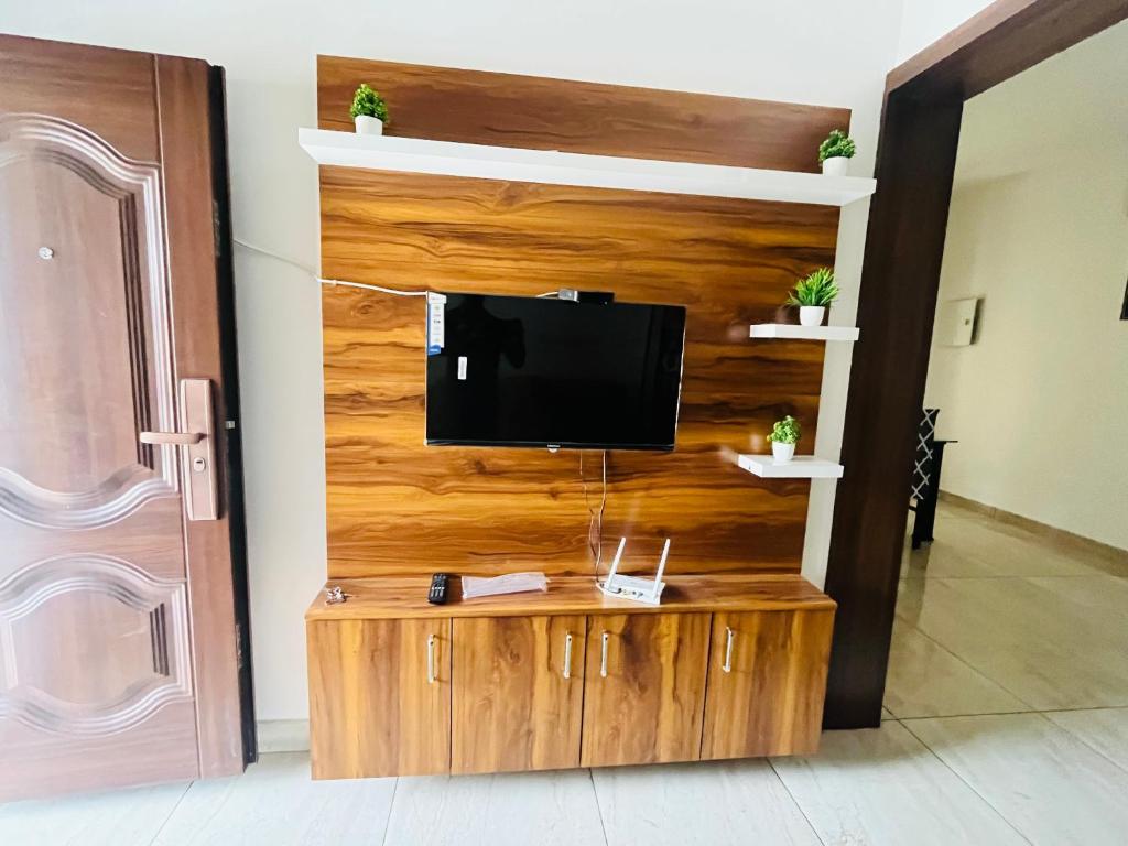 TV a/nebo společenská místnost v ubytování Nilaavu Homes - The Staycation at Wayanad