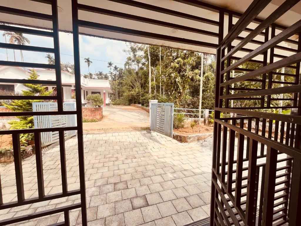 Balkón nebo terasa v ubytování Nilaavu Homes - The Staycation at Wayanad